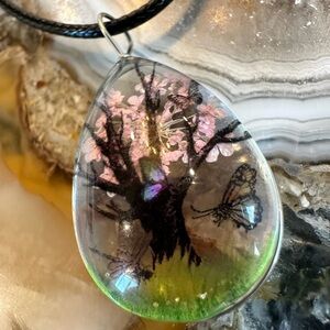 3090 Nature-Inspired Pressed Flower Pendant Necklace with Pink and Green Accents